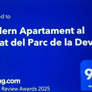 Modern Al Costat Del Parc De La Devesa , Gerona España